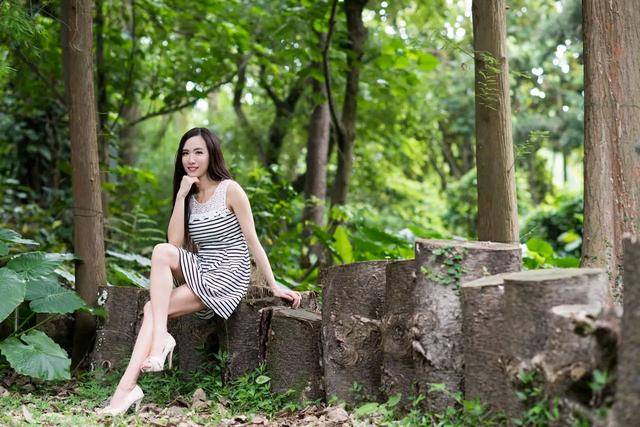 时尚|黑白条纹的连衣裙，趁着最美的年纪做个精致知性的女人