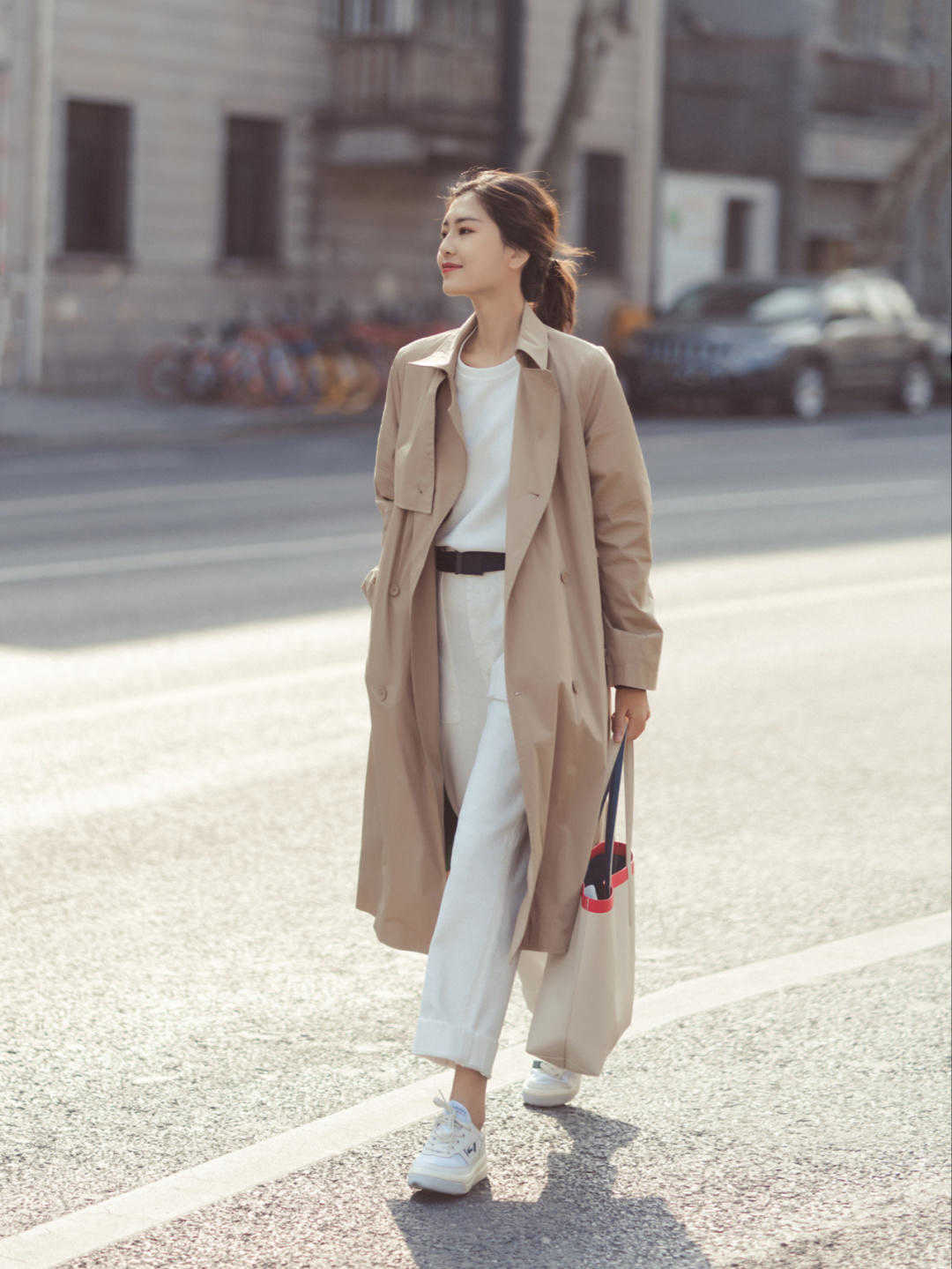 显得|秋天风头不减的风衣，里面搭配这几款，时髦又百搭