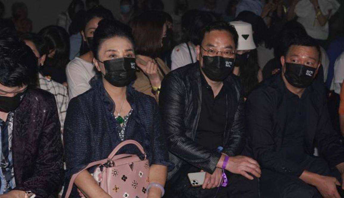 范冰冰|范冰冰一家合体,她被追捧爸妈却被冷落,范爸全程低头范妈好拘谨?