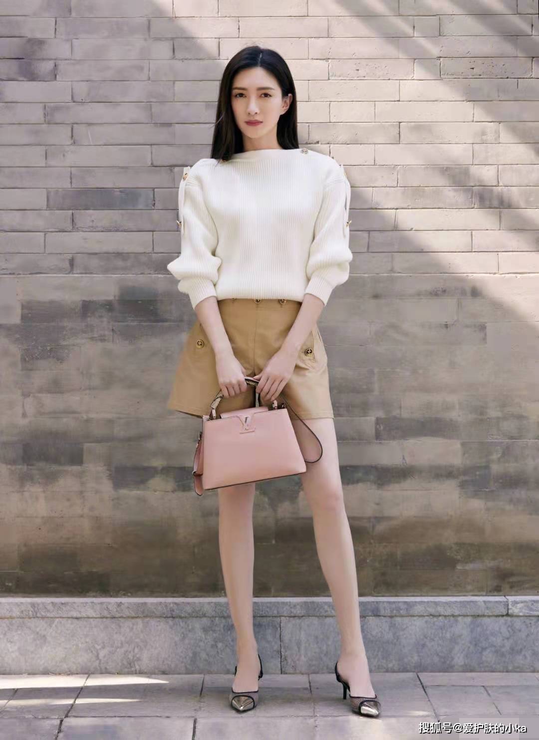 短裙|江疏影不愧是生图女神，34岁穿小短裙照样迷人，这细腿不输小姑娘