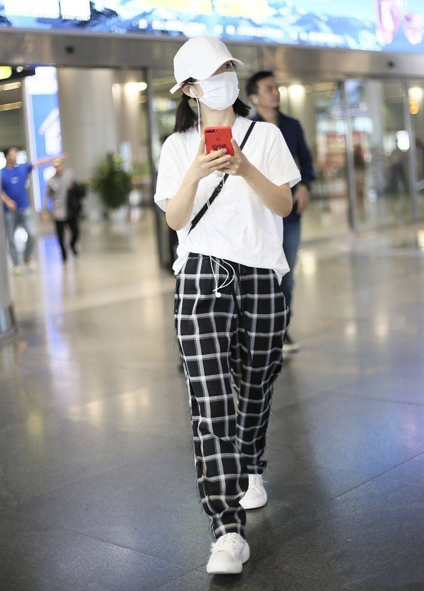 才真实|谢娜接送女儿被拍到，穿碎花裙背部圆润挤出赘肉，但这才真实啊！