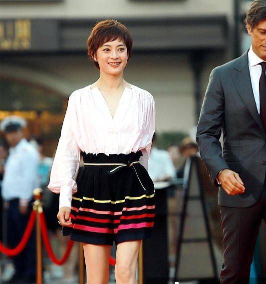 高跟鞋|36岁孙俪明艳动人，小短裙嫩回18岁，越来越有女人味了