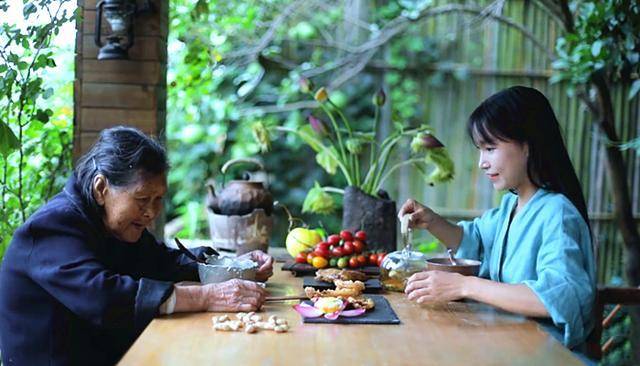 美食|李子柒摘荷花做美食,一卷一泡一油炸,网友:这样真的好吃吗?