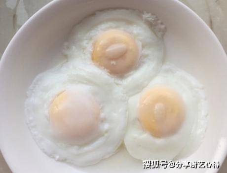 下锅|水煮荷包蛋，开水下锅是错误的，多加2个步骤，鸡蛋圆滑嫩不起沫