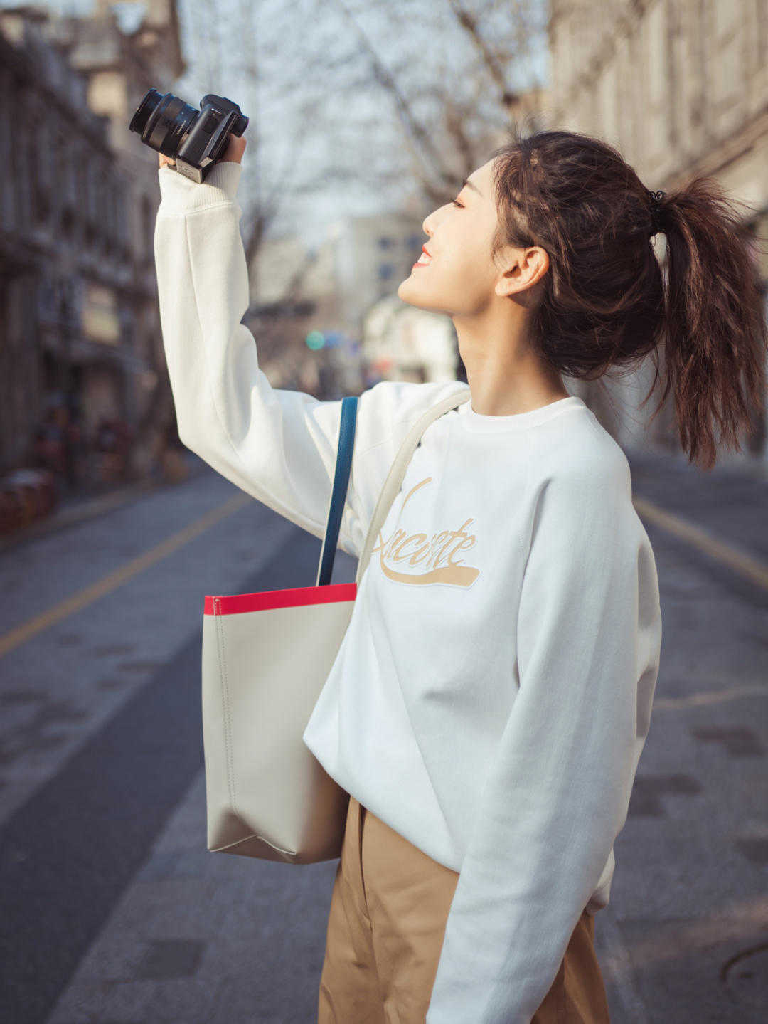 显得|秋天风头不减的风衣，里面搭配这几款，时髦又百搭