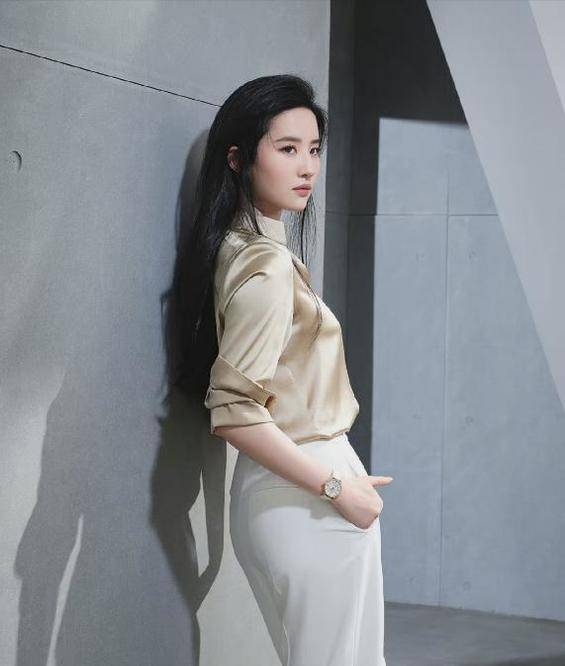 设计|刘亦菲气质真脱俗,同龄人“压不住”的香槟色,她却穿出了高级范