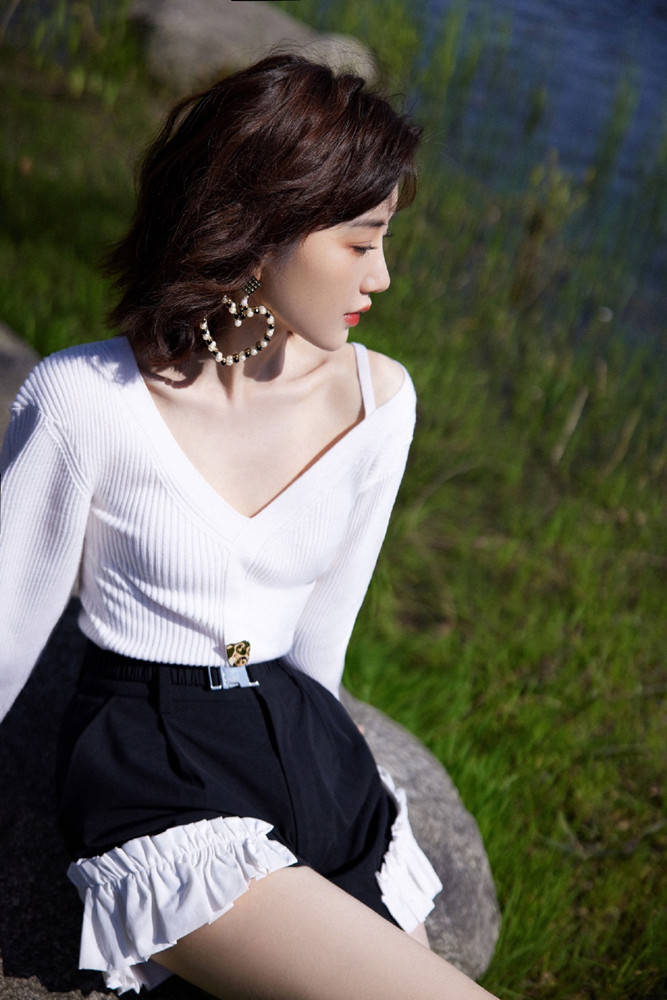 配饰|毛晓彤晒乔三丽结婚照，复古卷发配红西装，70年代的打扮也挺美