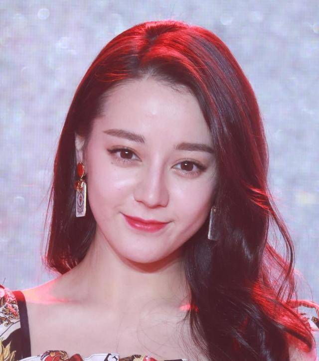 出镜率|五官也十分的立体和精致，给人一种芭比娃娃的感觉