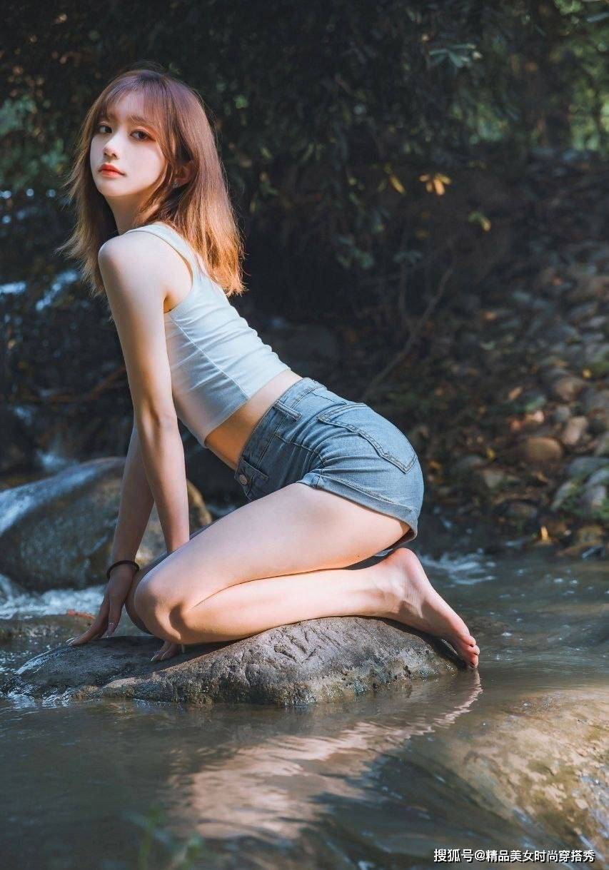 牛仔|说到小姐姐们最喜欢的穿搭单品，莫过于吊带的背心和牛仔短裤了