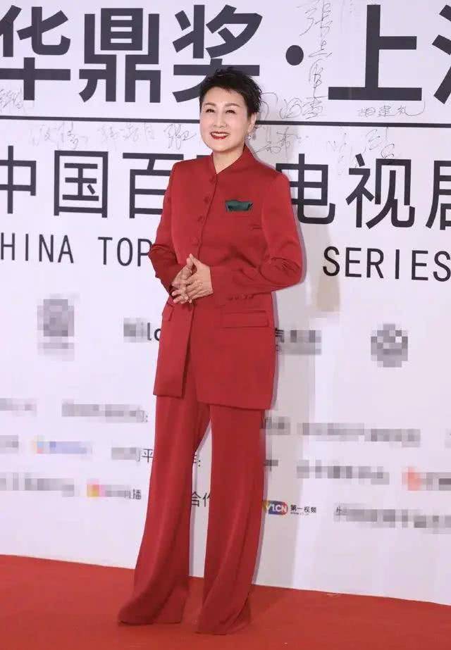 黑色|张凯丽才是大婶辈的穿搭典范，一袭直筒小黑裙就出门，自信满满？