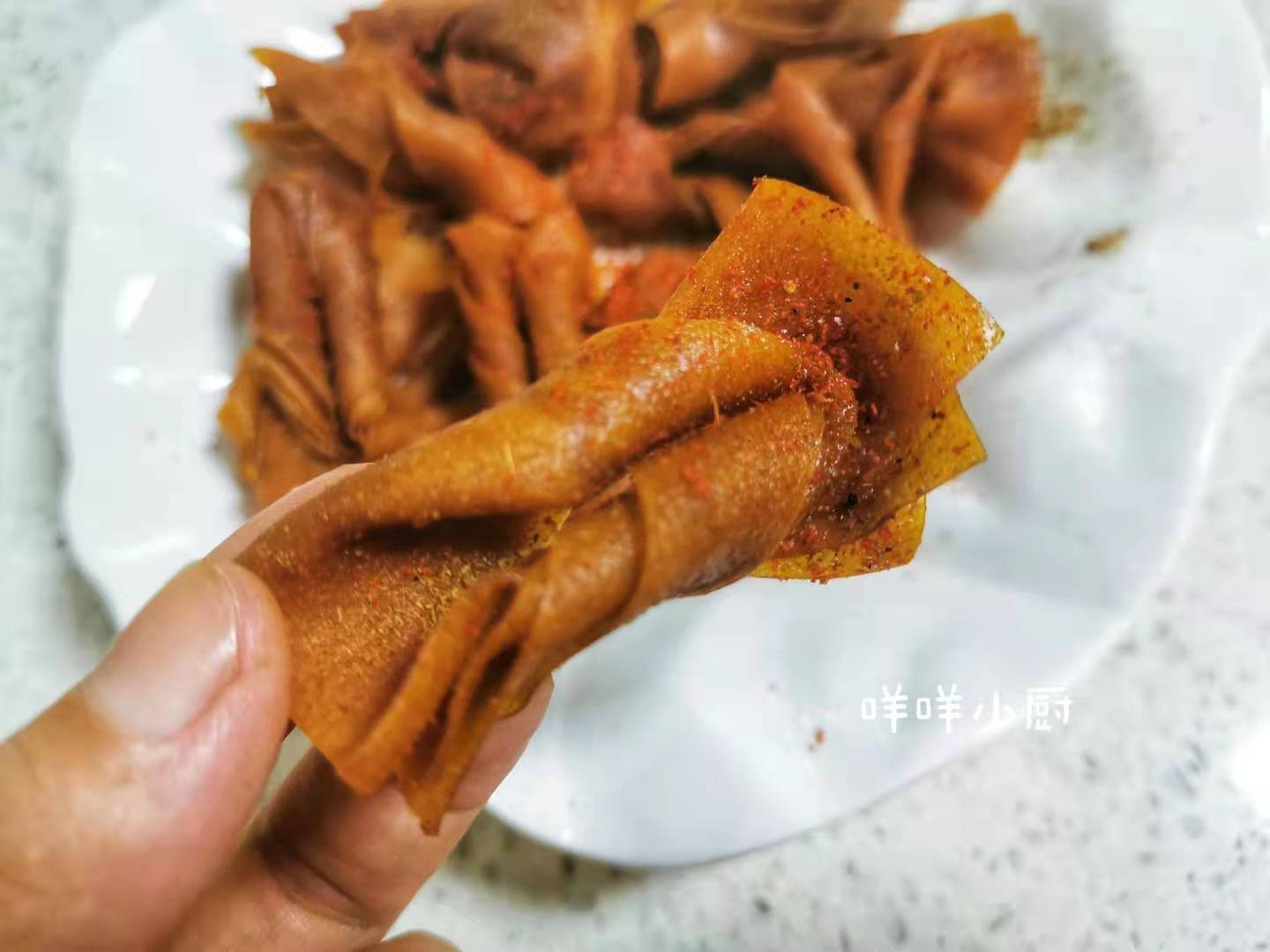 叶子|剩下的馄饨皮别再丢掉了，像我这样做成咔嚓脆的小零食，太好吃了