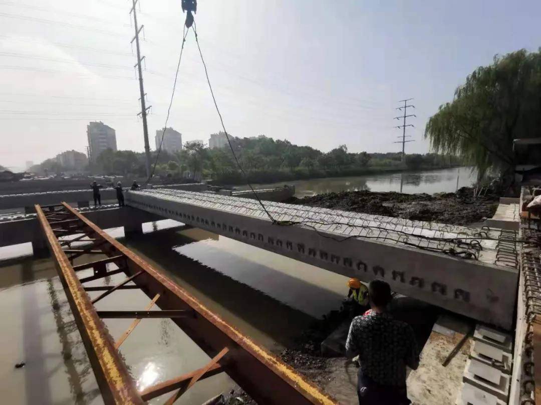 8月28日,网友拍摄的图片显示,板梁已经铺设完成,距
