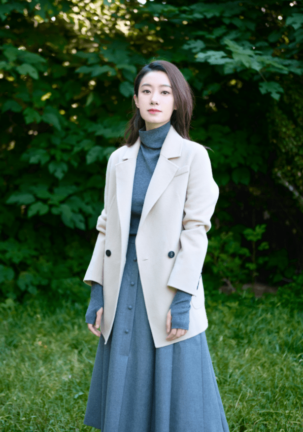 张小斐|被张小斐的早秋穿搭惊艳了，一身“同色系”穿出曲线美，优雅高级