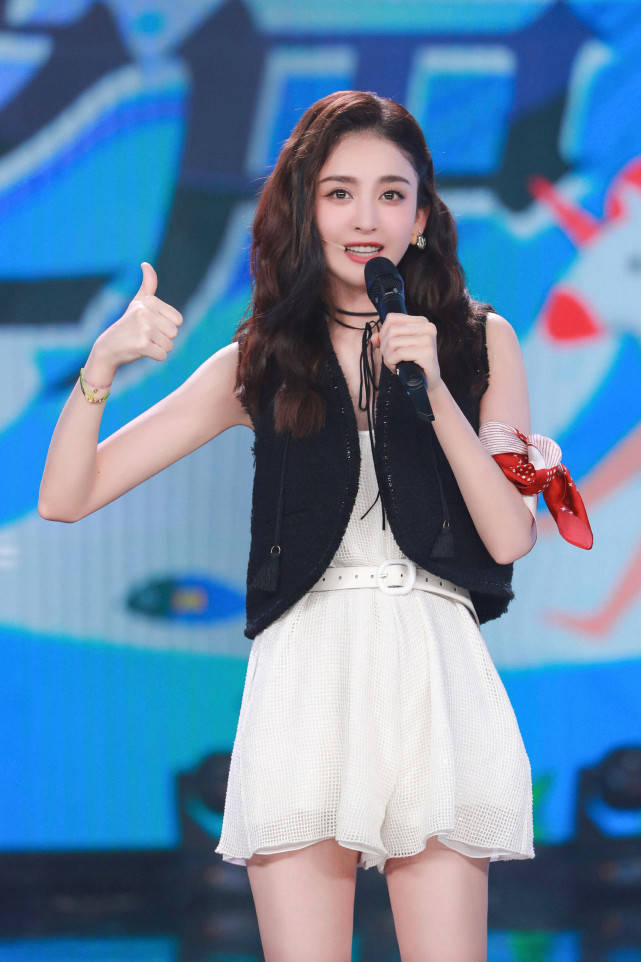 舞台|古力娜扎打扮时髦大秀纤细美腿，气质清新超迷人，甜美可人似初恋