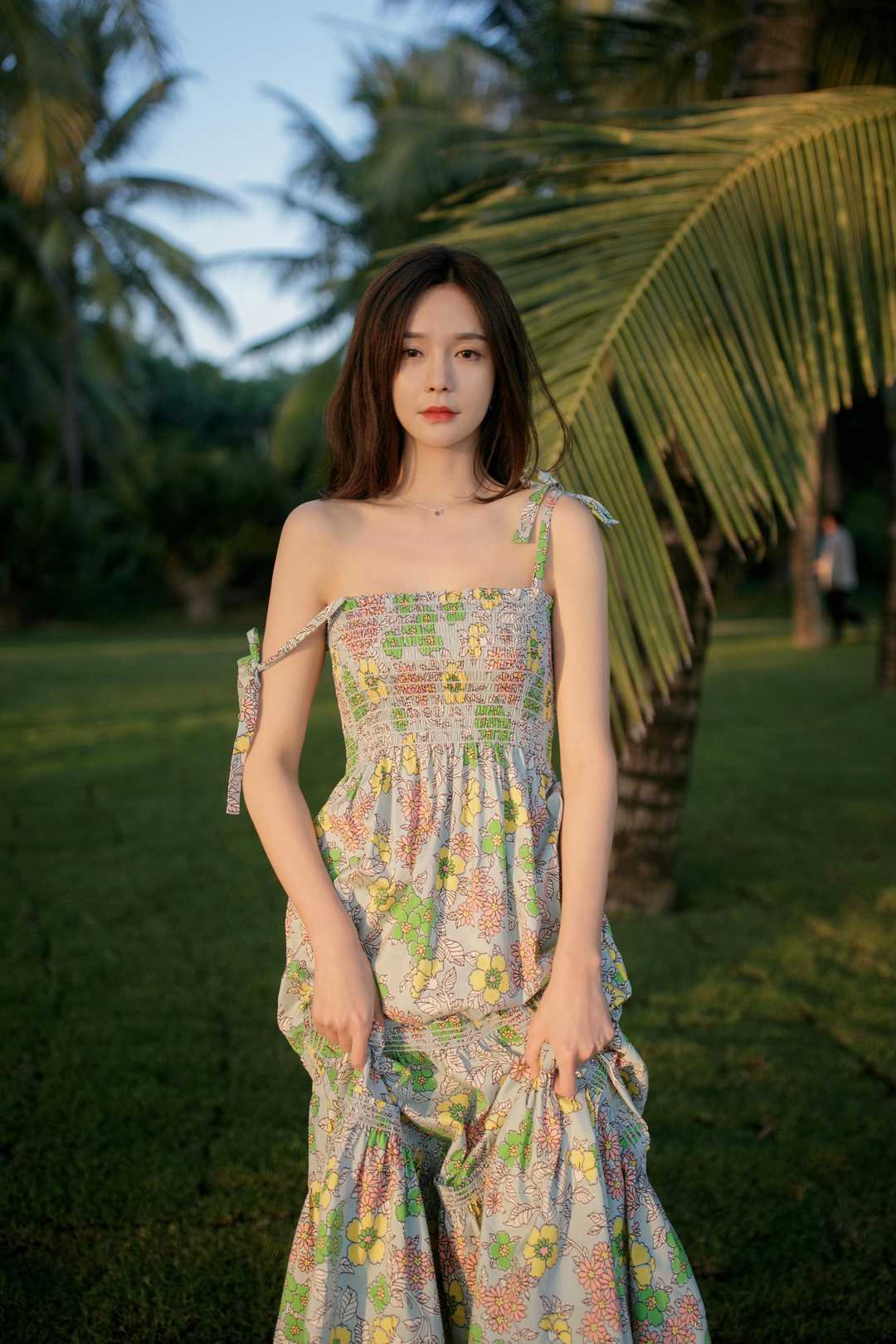 青春|沈梦辰拥有细腰长腿优势任性，穿卫衣搭配短裤青春感满分，真漂亮