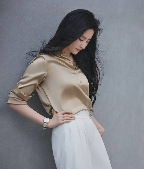 设计|刘亦菲气质真脱俗,同龄人“压不住”的香槟色,她却穿出了高级范