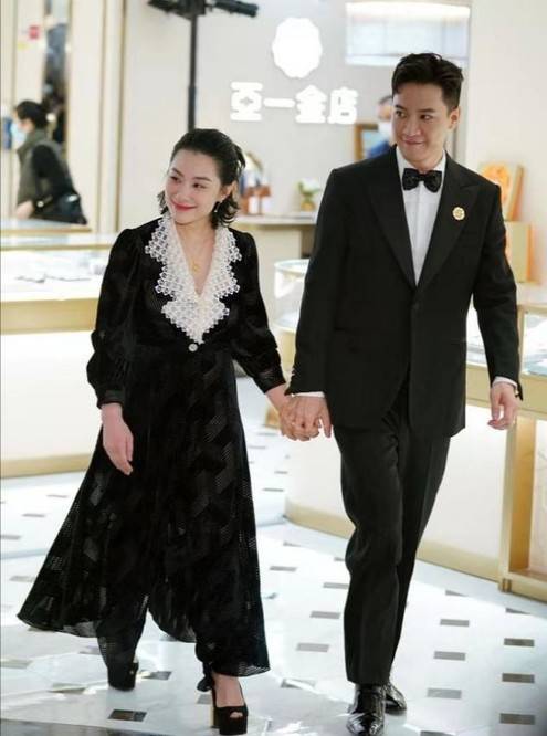 黑色|刘璇携夫出席活动，穿长裙产后发福腰粗脸变圆润，1米8老公真帅？