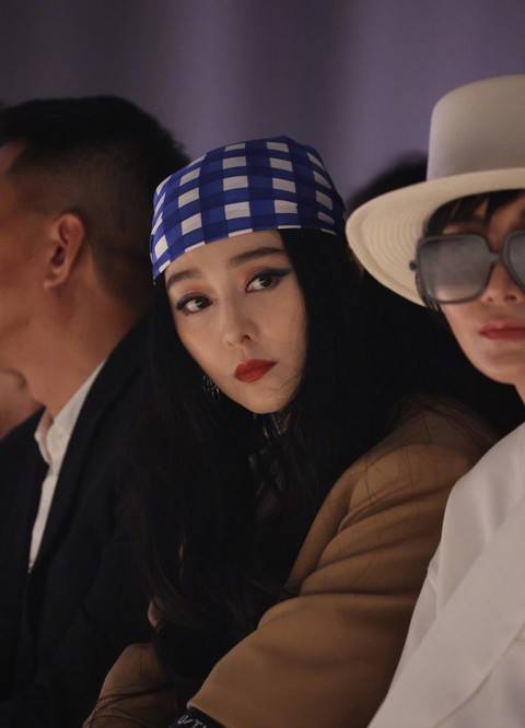 范冰冰|范冰冰一家合体,她被追捧爸妈却被冷落,范爸全程低头范妈好拘谨?