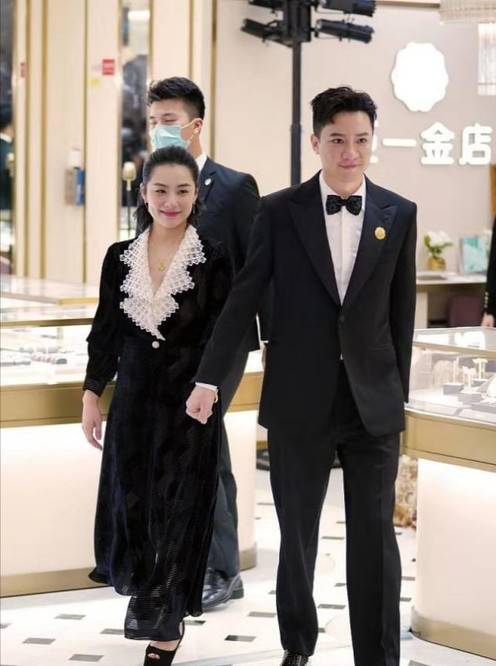 黑色|刘璇携夫出席活动,穿长裙产后发福腰粗脸变圆润,1米8老公真帅?