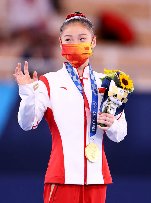 领口处|16岁管晨辰夺冠太争气！穿亮片中国红装美成体操公主，笑容超甜美？