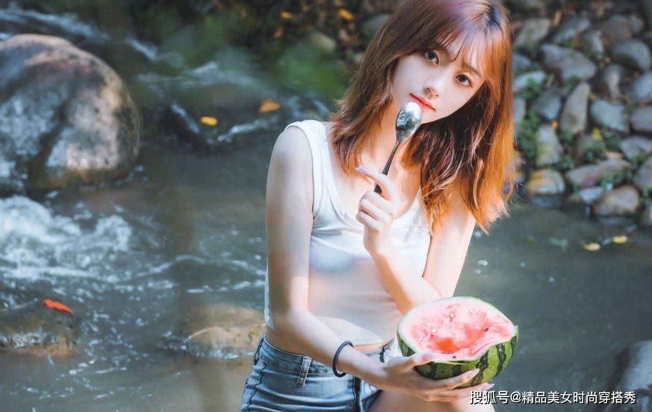 牛仔|说到小姐姐们最喜欢的穿搭单品，莫过于吊带的背心和牛仔短裤了