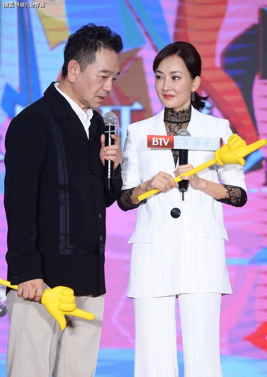 黑色|牛莉真是“阿姨辈翘楚”，白色西装配蕾丝内搭精致时髦，端庄稳重