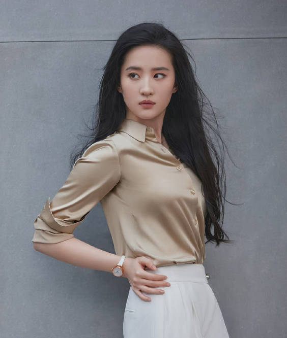 设计|刘亦菲气质真脱俗,同龄人“压不住”的香槟色,她却穿出了高级范