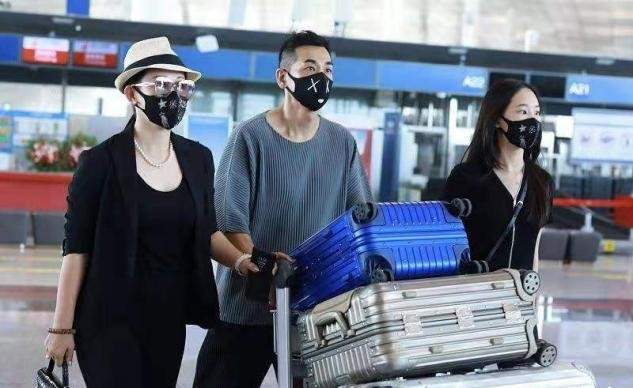 身材|赵文卓一家罕走机场，13岁女儿穿衣成熟，妻子阔太打扮一看就强势