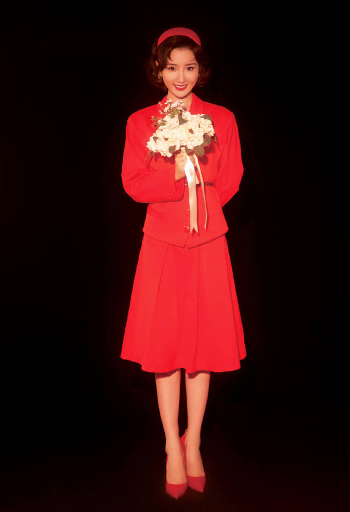 配饰|毛晓彤晒乔三丽结婚照,复古卷发配红西装,70年代的打扮也挺美