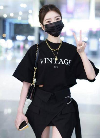 角色|毛晓彤少女感好强，穿黑色印花T恤搭配半身裙，穿出175cm的既视感