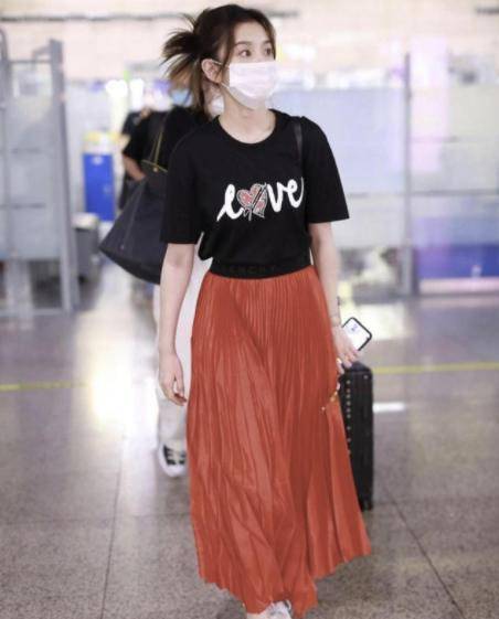 角色|毛晓彤少女感好强，穿黑色印花T恤搭配半身裙，穿出175cm的既视感