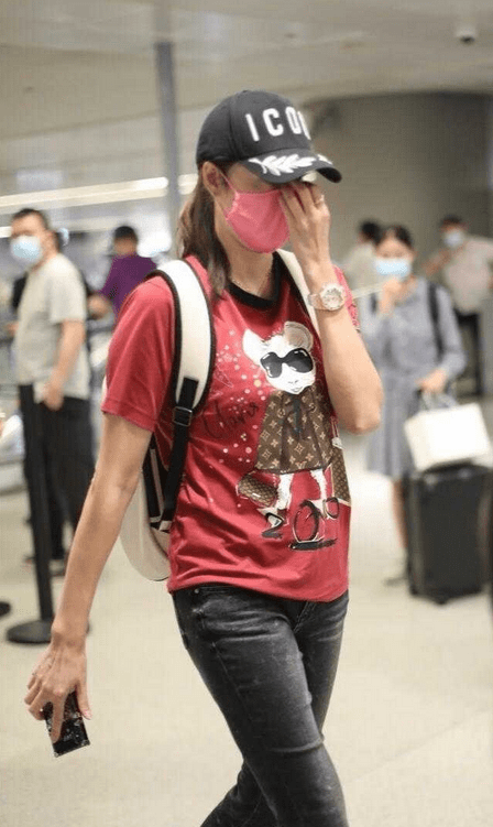 感觉|谢杏芳与林丹合体亮相，穿花T恤配牛仔裤，随便穿穿也有超模气场
