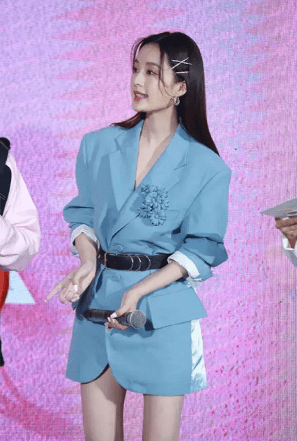 桃花|李沁生图状态绝了,桃花妆配浅蓝西装,肤白貌美长腿曲线佳