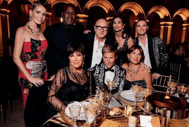 卡戴珊|戴妃最美侄女太丰腴！穿抹胸裙秀性感，同框大35岁卡戴珊妈妈输了