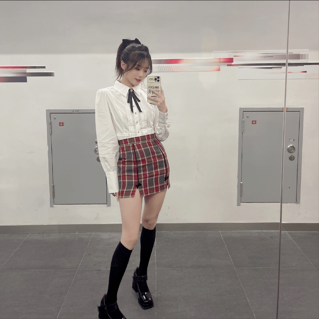 lpl小钰进军舞蹈圈?筒袜公主裙格外吸睛,水友:想和rookie对线