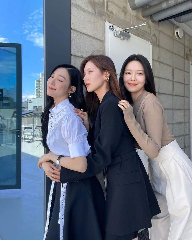 黄美英|“少女时代”罕见合体！黄美英脸胖了点，穿白衬衫仍是颜值担当