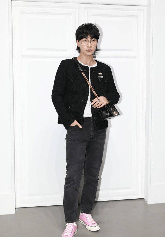 韩火火|“时尚编辑”韩火火，穿小香风外套凹造型，脚上粉色帆布鞋更抢镜