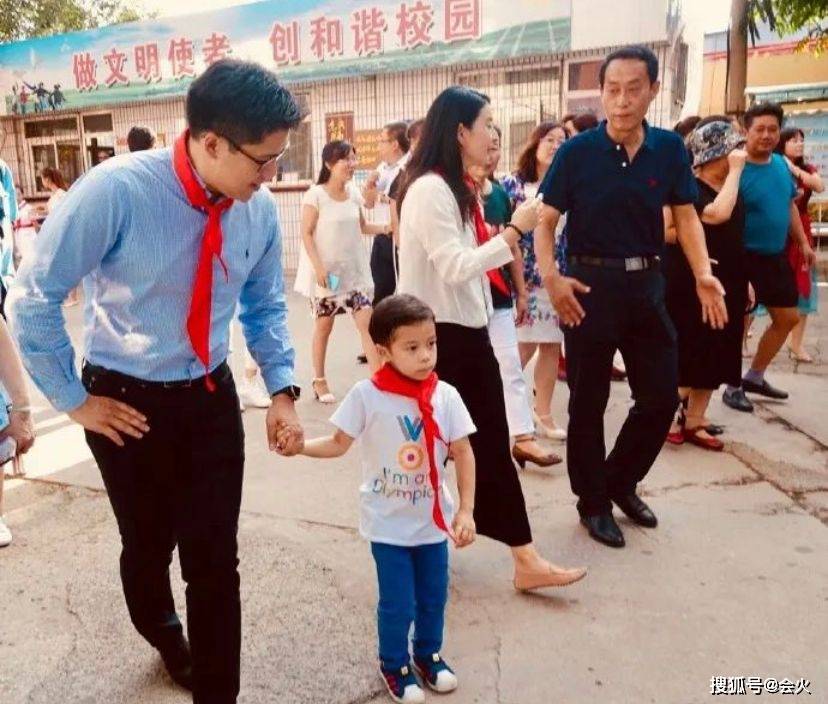 体育|郭晶晶夫妇约会看画展，霍启刚满眼爱意望妻，不带孩子过二人世界