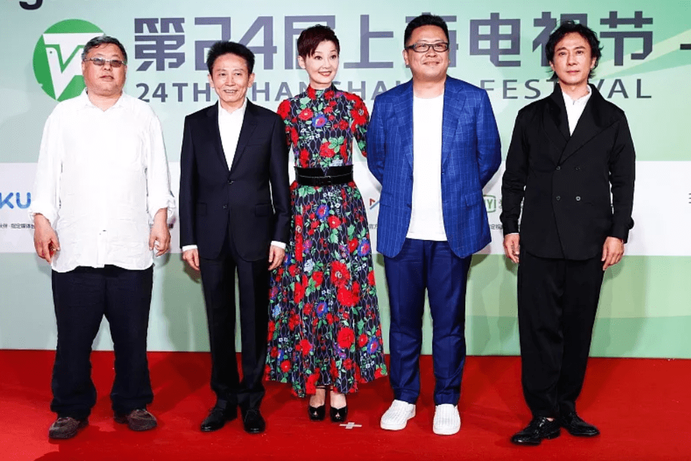 整体|徐帆老了也赶时髦，这么花的裙子也敢穿出门，配短发气质还挺不错