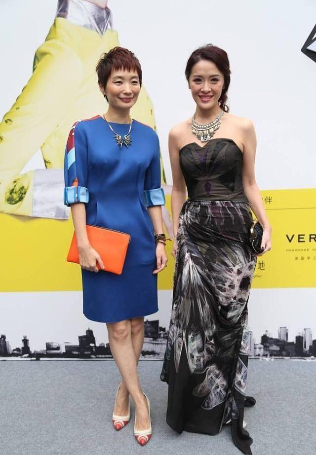 整体|向华强的侄女气质真好，穿一身碎花裙美艳动人，完全不像奔五的人