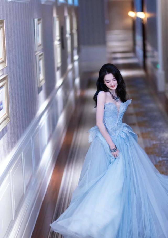 蓝色|徐璐和关晓彤礼服撞衫，花瓣抹胸水蓝色长裙，一个精致一个甜美
