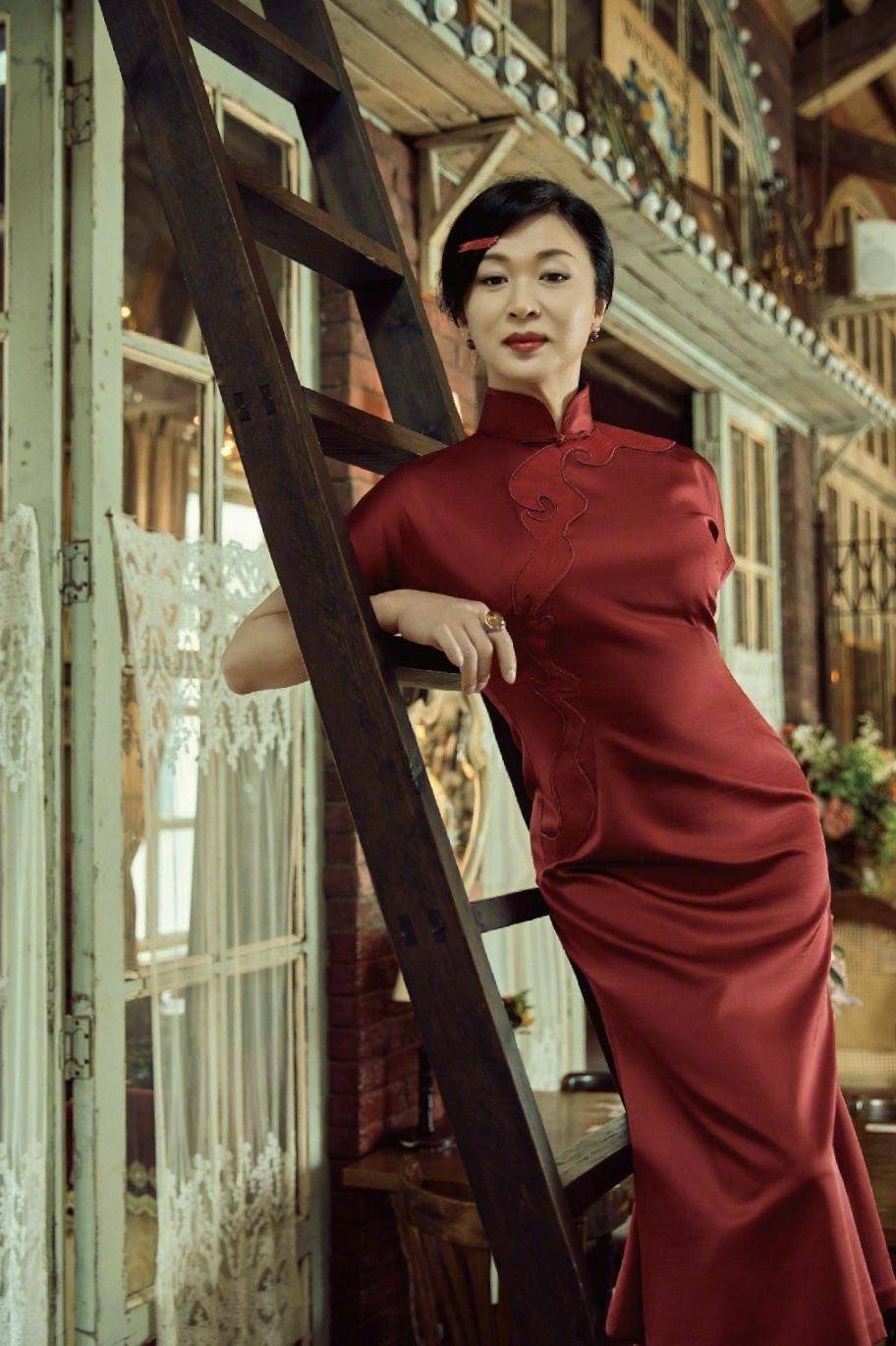金色|金星越来越有女人味了，一袭金色印花连衣裙端庄优雅，复古摩登