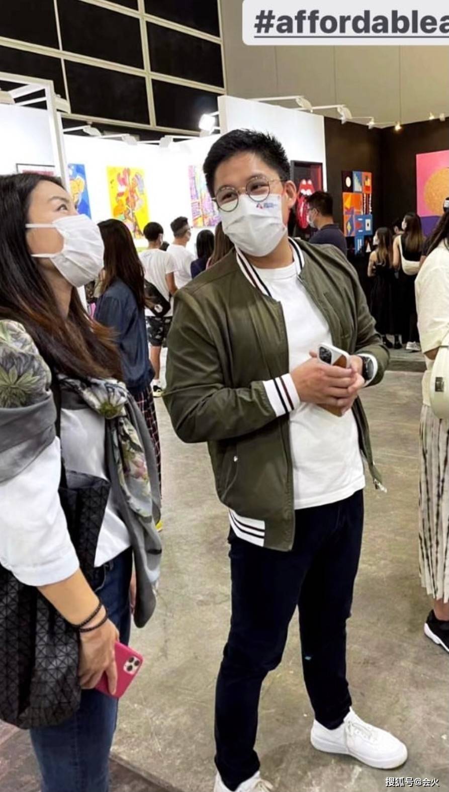 体育|郭晶晶夫妇约会看画展，霍启刚满眼爱意望妻，不带孩子过二人世界