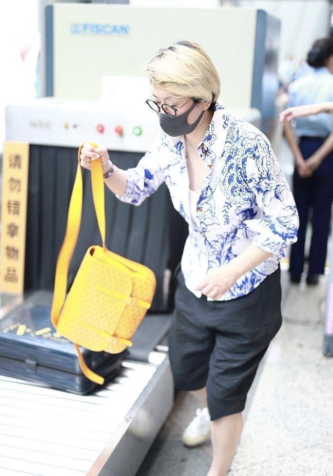 黑色|毛阿敏也太低调了，印花衬衫配黑色短裤随性舒适，真没“明星样”