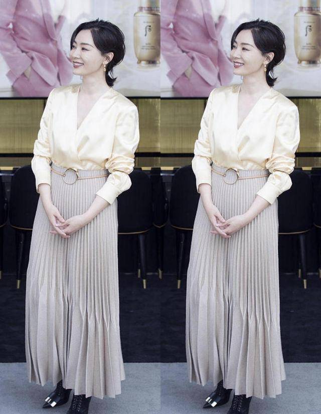 黑色|陈数真是优雅女人的代表，穿“风琴裙”秀身材，二八比例真抢镜