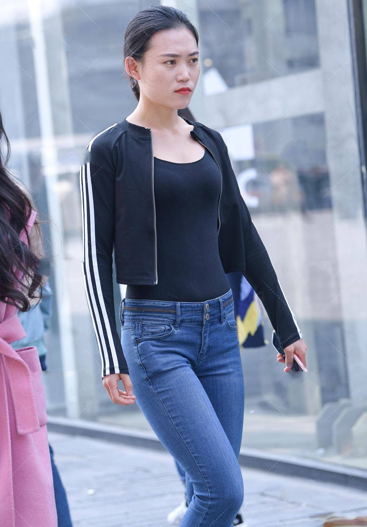 显得|服饰增加了简单的美感，既可作为自己的风格，也可作为外部装饰