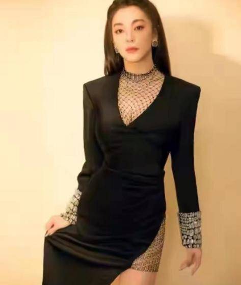 视觉|微胖又怎样，张雨绮穿红色抹胸裙亮相，依旧穿出不一样的魅力