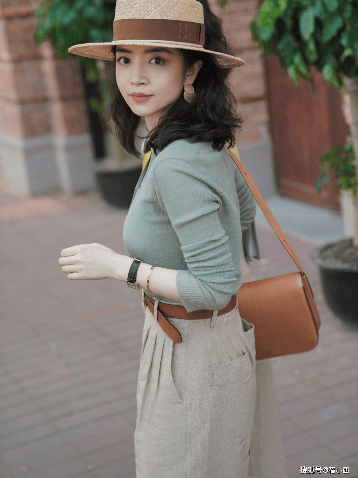 身材|chic！高级！真正会穿又有品味的女人，早秋衣橱里必备“针织衫”