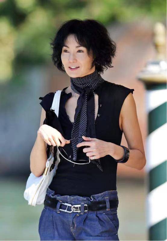 腰带|张曼玉不愧是“冻龄女神”！穿无袖背心搭配丝巾，好有潮流国际范