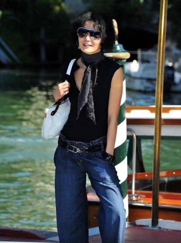 腰带|张曼玉不愧是“冻龄女神”！穿无袖背心搭配丝巾，好有潮流国际范